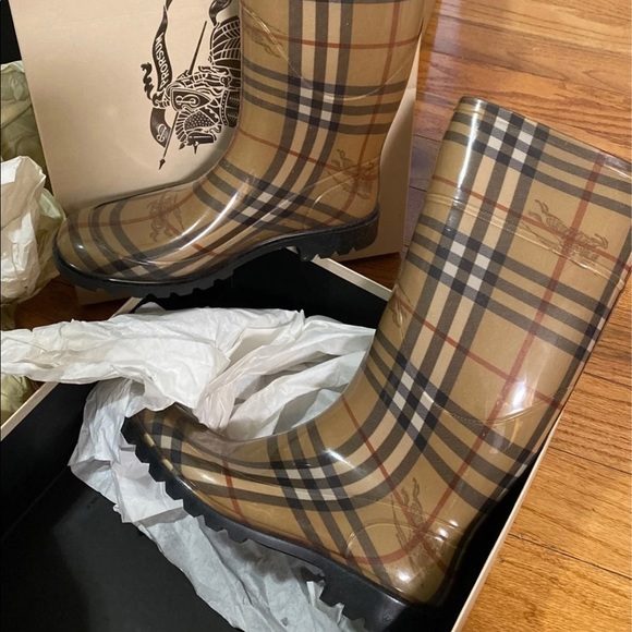 Burberry rain boots - Picture 2 of 4